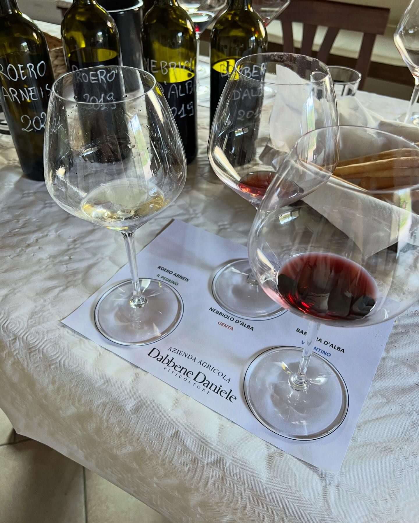 Degustazione con 3 calici: Roero Arneis, Nebbiolo d'Alba, Barbera d'Alba e grissini artigianali.